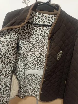 Chaqueta acolchada marrón con estampado