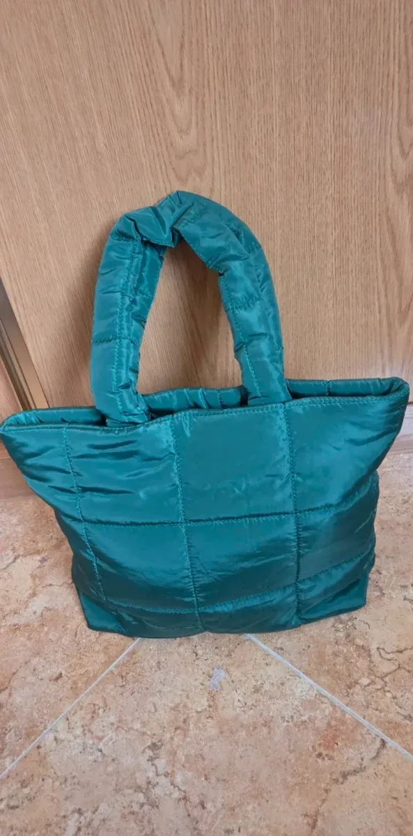 Bolso de mano acolchado verde