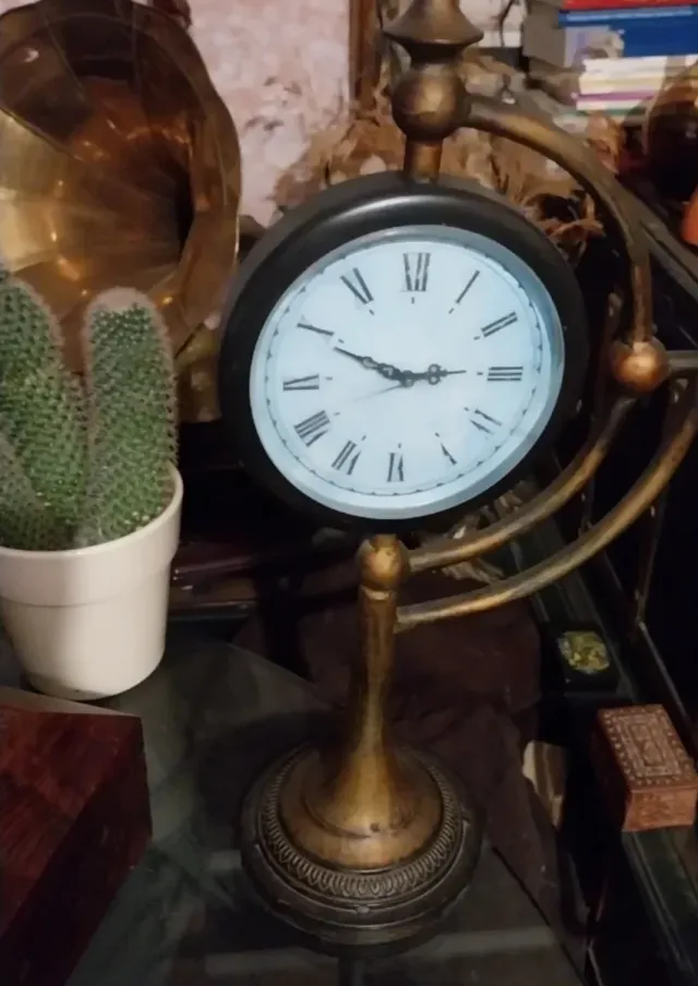 Reloj de peana de hierro