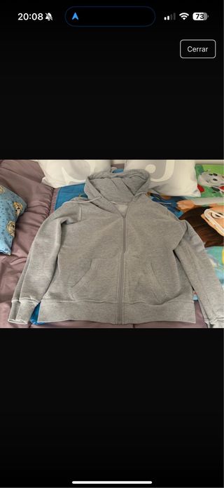 Chaqueta gris con cremallera