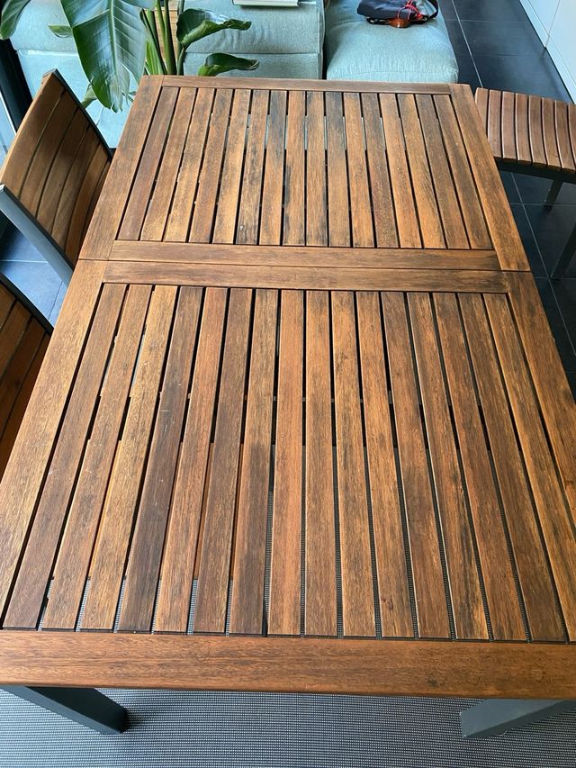 Mesa de madera con 6 sillas