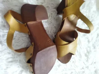 Sandalias tacón mostaza