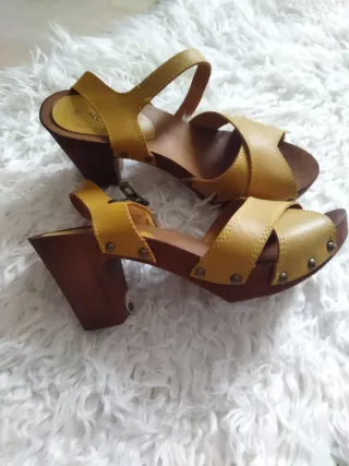 Sandalias tacón mostaza