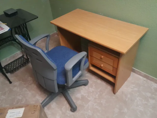 Mesa escritorio con cajones y silla de oficina 