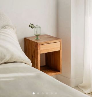 Mesita de noche flotante de madera