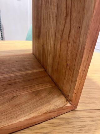 Mesita de noche flotante de madera