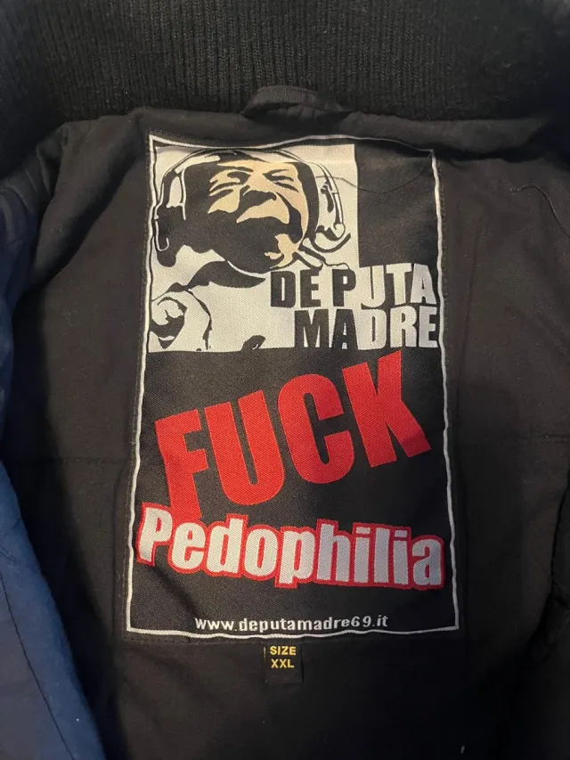 Cazadora De Puta Madre Negra con Capucha