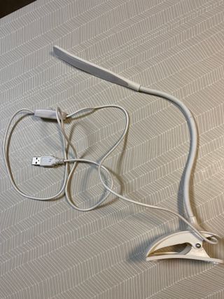 Lampada LED da tavolo con clip e cavo USB bianca