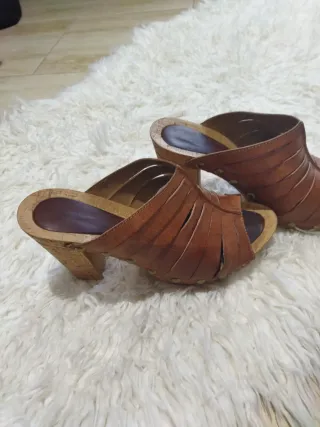 Sandalias de tacón de cuero marrón