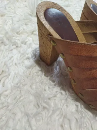 Sandalias de tacón de cuero marrón