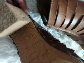 Sandalias de tacón de cuero marrón