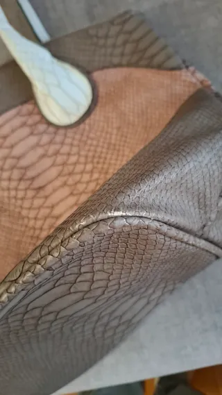 Bolso Guess Piel Serpiente Marrón Rosa Blanco