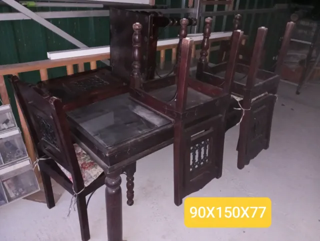 Mesa de comedor y sillas de madera