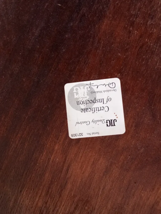 Mesa de comedor y sillas de madera