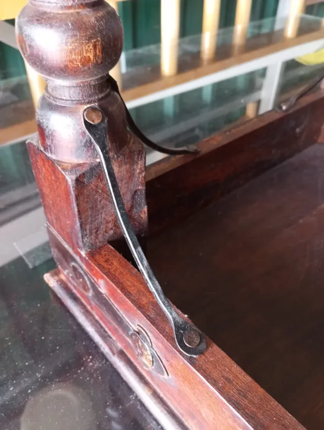 Mesa de comedor y sillas de madera