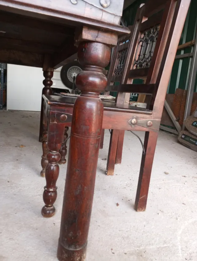 Mesa de comedor y sillas de madera