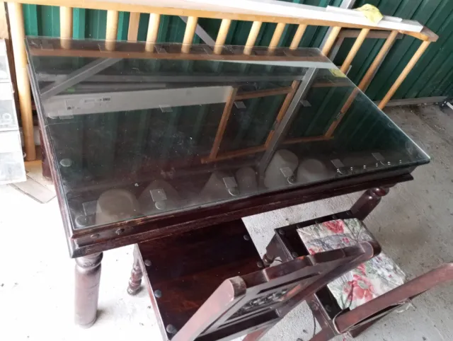 Mesa de comedor y sillas de madera