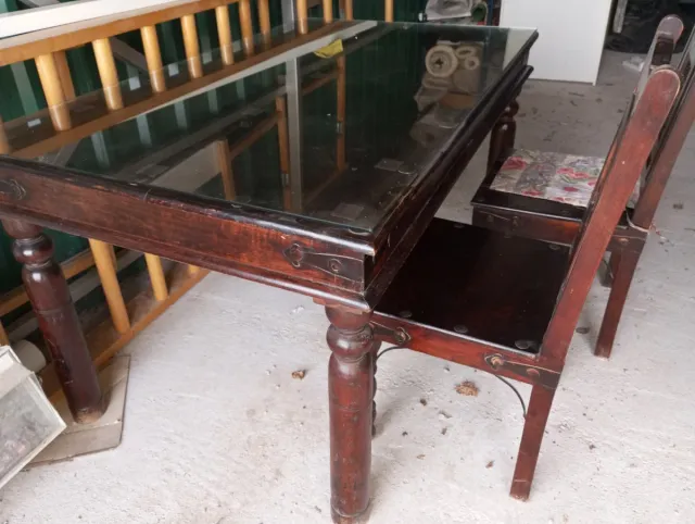 Mesa de comedor y sillas de madera