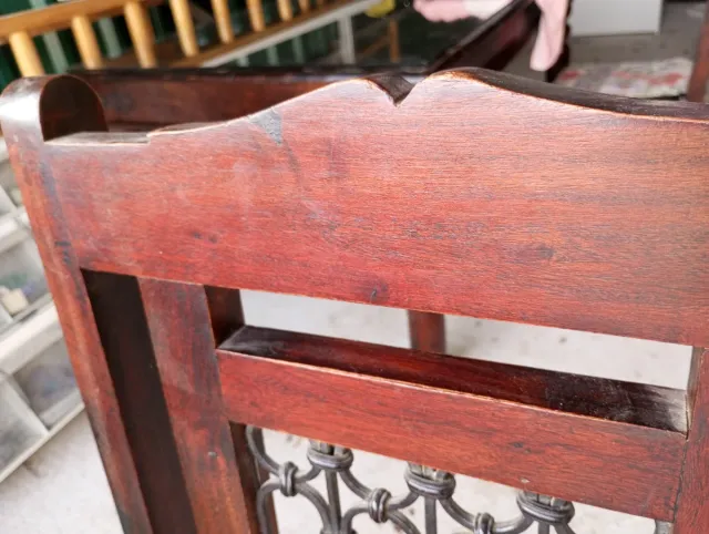 Mesa de comedor y sillas de madera