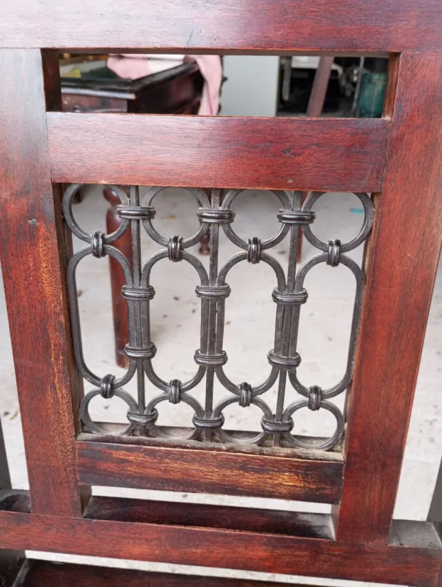 Mesa de comedor y sillas de madera