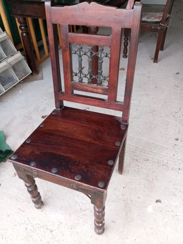 Mesa de comedor y sillas de madera