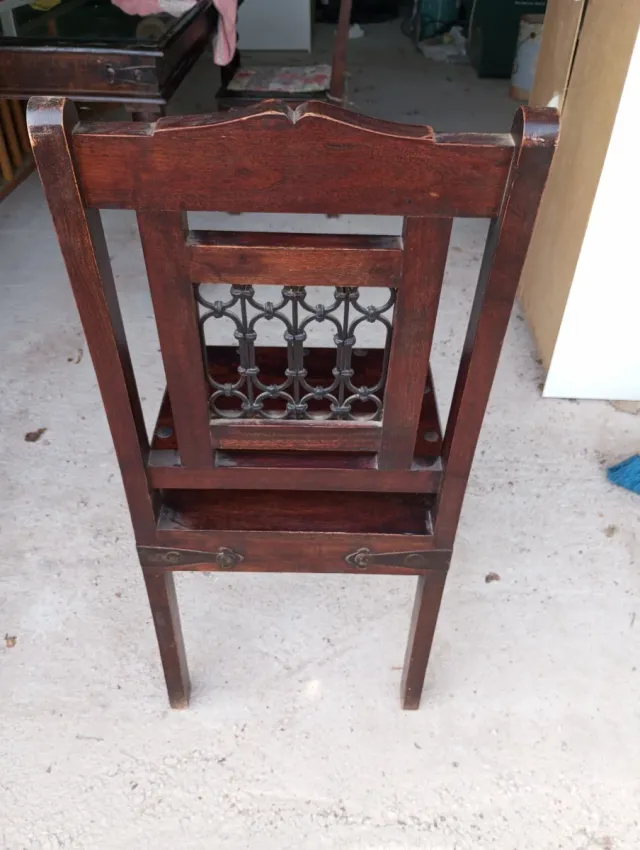 Mesa de comedor y sillas de madera