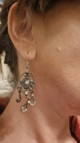 Pendientes largos plateados con pedrería