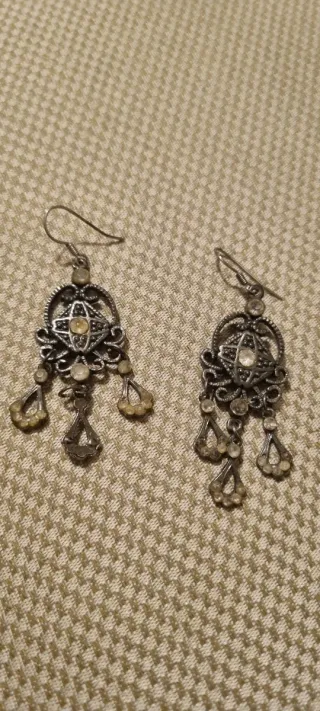 Pendientes largos plateados con pedrería