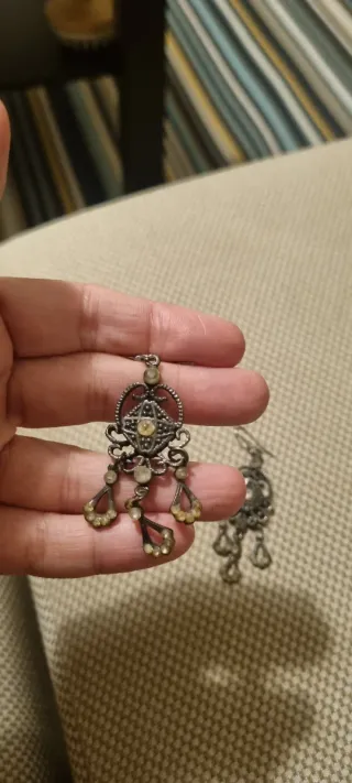 Pendientes largos plateados con pedrería