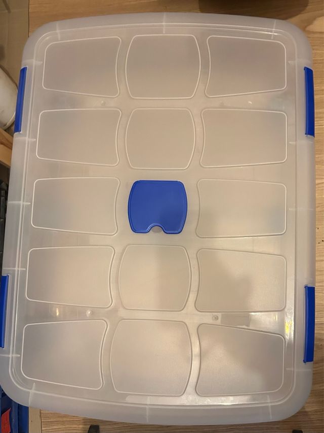 Caja de plástico transparente con tapa azul