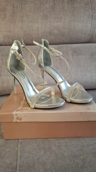 Sandalias plateadas con pedrería