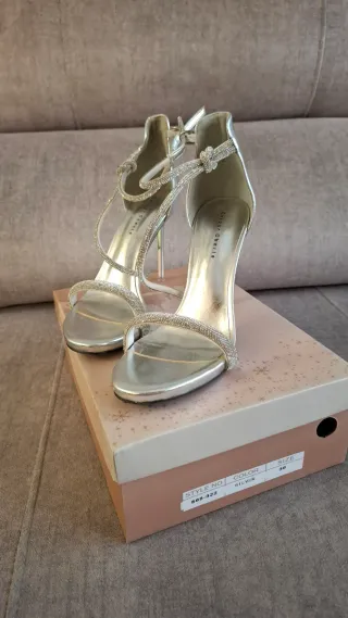 Sandalias plateadas con pedrería