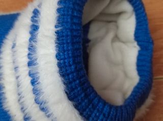 Gorra visera de lana forrada azul con pelo blanco.