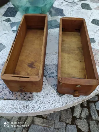Dos Cajones de máquina de coser antigua