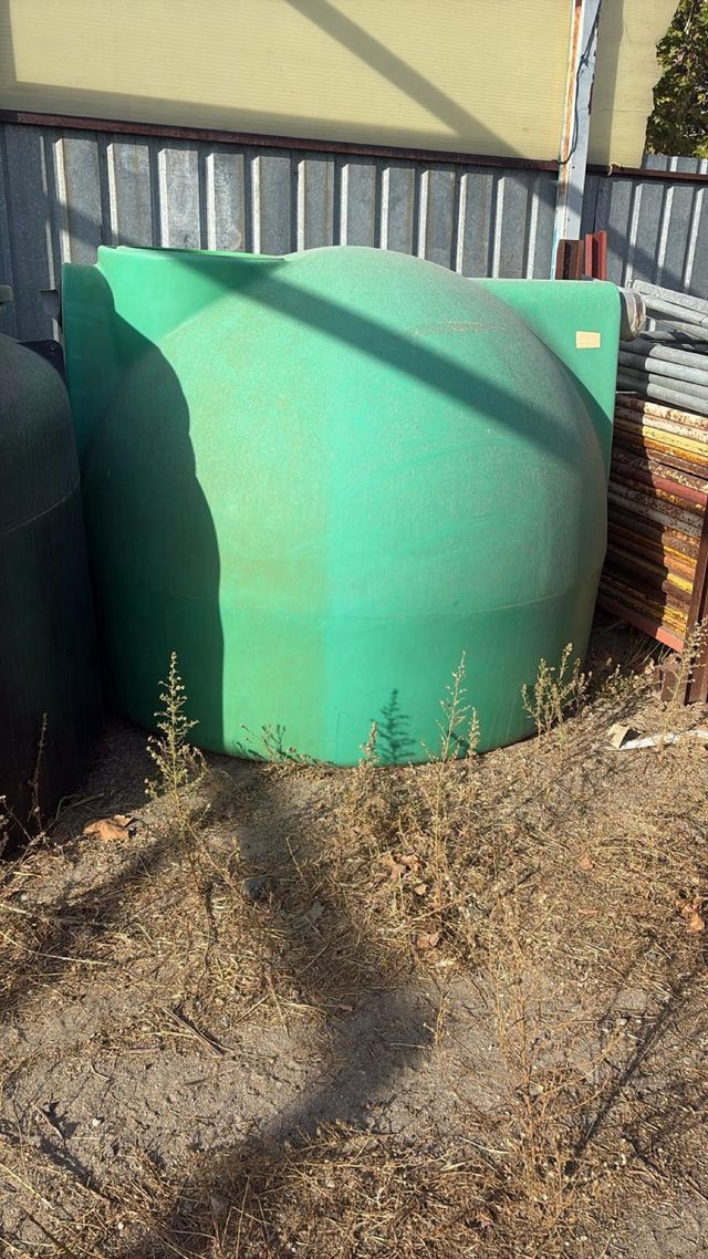 Depósito de agua verde