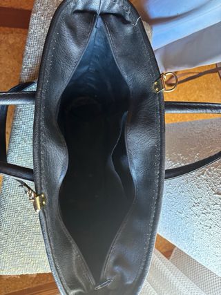 Bolso de esparto marrón con detalles dorados