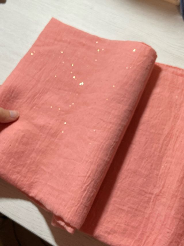 Cachecol rosa com detalhes dourados