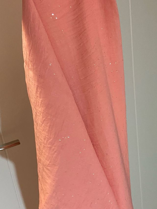 Cachecol rosa com detalhes dourados