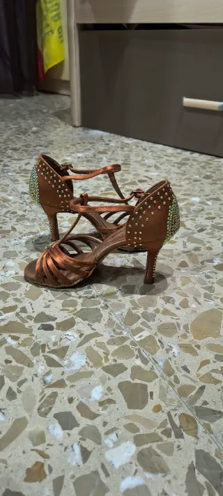 Zapatos de baile latinos dorados y marrones