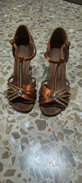 Zapatos de baile latinos dorados y marrones