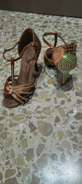 Zapatos de baile latinos dorados y marrones
