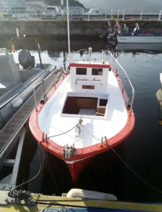 Barco rojo con matrícula 7CO-7-3194