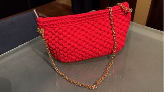 Borsetta uncinetto rossa con catena oro