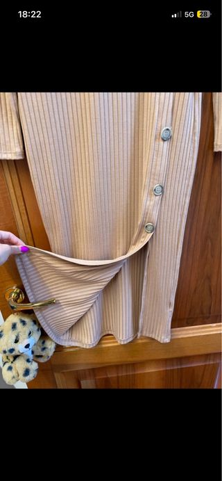 Vestito beige con bottoni