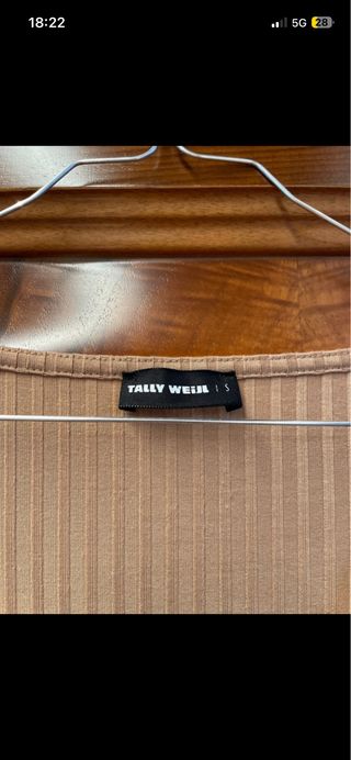 Vestito beige con bottoni