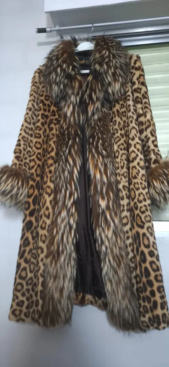 Abrigo de piel efecto leopardo