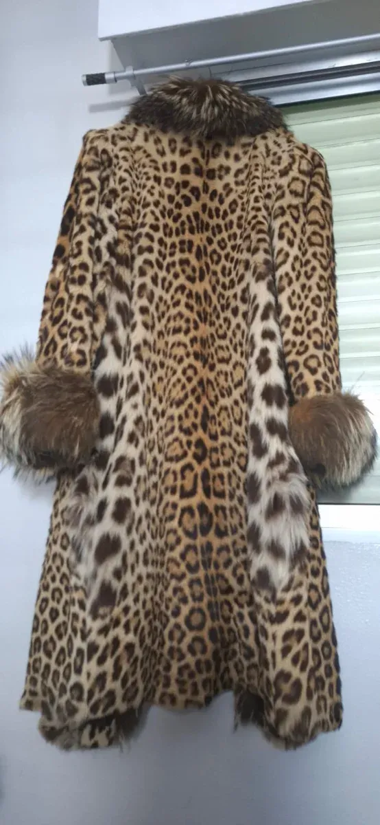 Abrigo de piel efecto leopardo