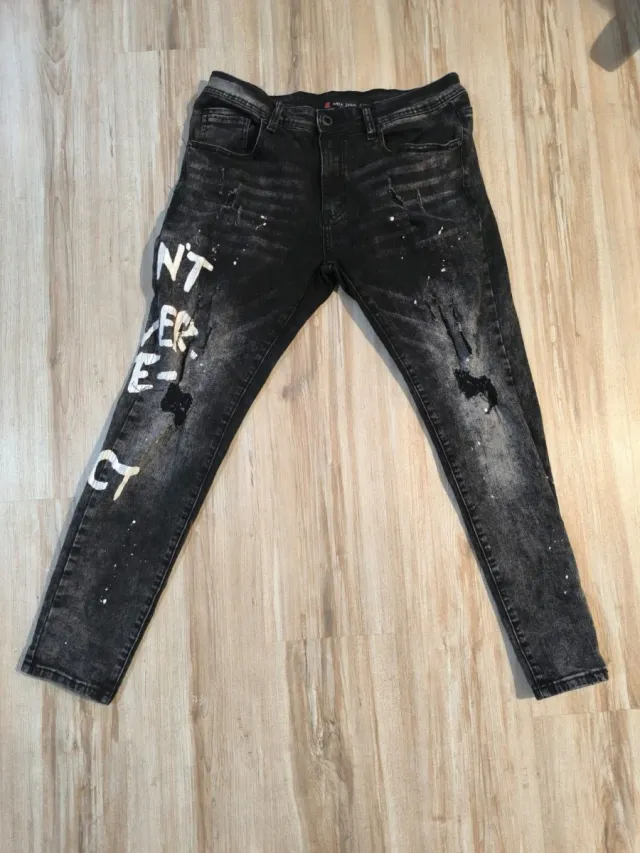 Vaqueros negros con salpicaduras blancas