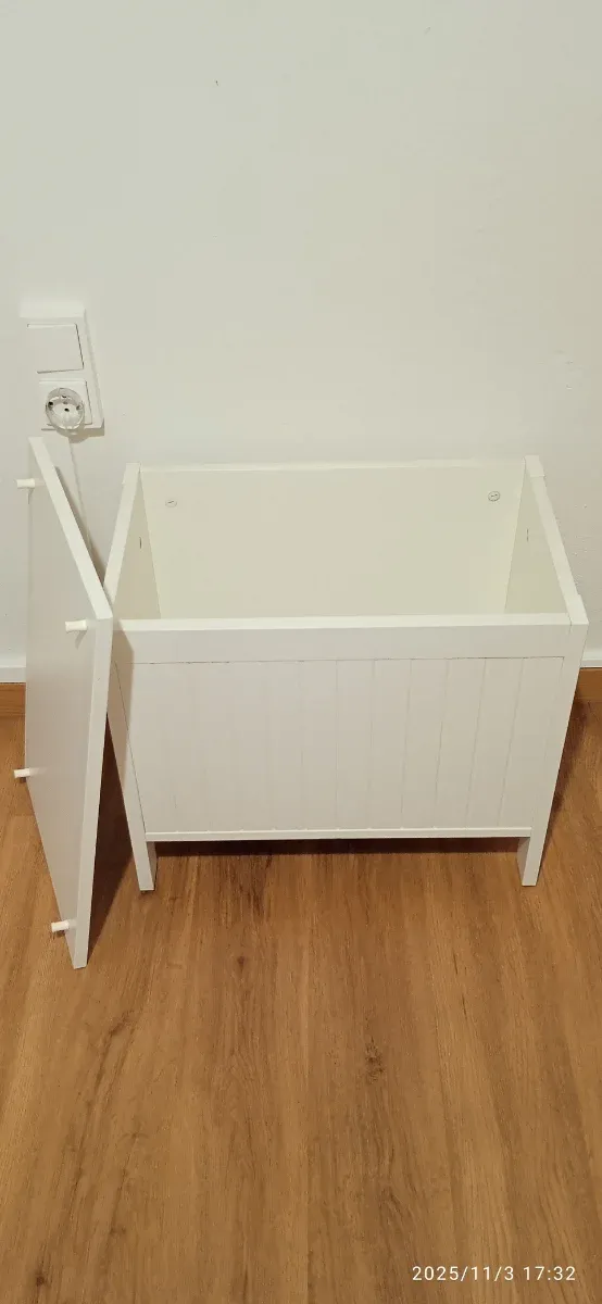 Mesita de noche / baúl blanco