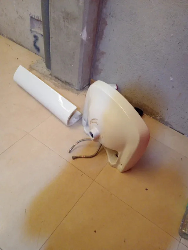 Pila de lavabo con grifo